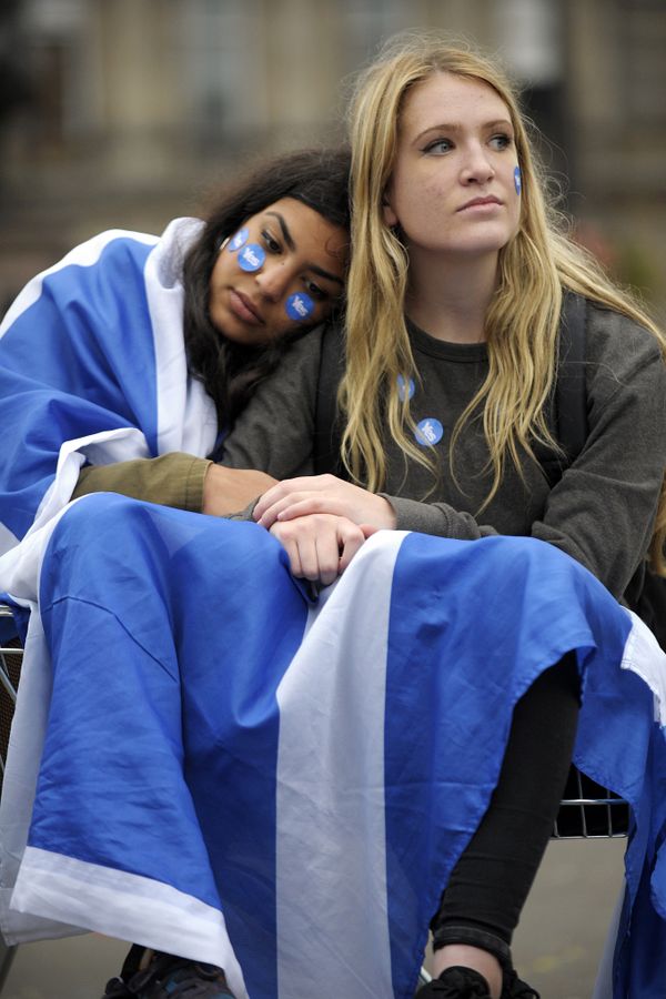 Pro-independence supporters console one another in George Square in Glasgow, Scotland, on September 19, 2014, following a defeat in the referendum on Scottish independence. Pro-independence supporters console one another in George Square in Glasgow, Scotland, on September 19, 2014, following a defeat in the referendum on Scottish independence. - Sputnik International