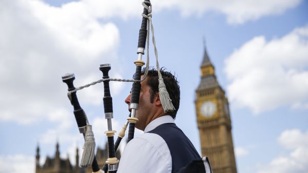 A Scottish piper plays for tourists in front of the Queen Elizabeth Tower (Big Ben) and The Houses of Parliament in central London on June 26, 2016. A Scottish piper plays for tourists in front of the Queen Elizabeth Tower (Big Ben) and The Houses of Parliament in central London on June 26, 2016. - Sputnik International