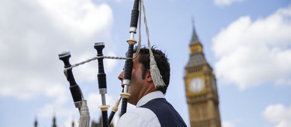 A Scottish piper plays for tourists in front of the Queen Elizabeth Tower (Big Ben) and The Houses of Parliament in central London on June 26, 2016. - Sputnik International