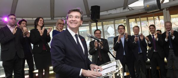 Former French Economy Minister Arnaud Montebourg smiles as he gives a speech to officially announce his participation in the left-wing primaries ahead of the 2017 presidential election in Paris - Sputnik International
