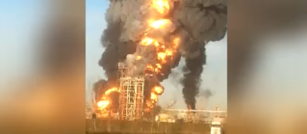 WATCH: Massive Explosion at Italian Oil Refinery Caught on Camera WATCH: Massive Explosion at Italian Oil Refinery Caught on Camera - Sputnik International