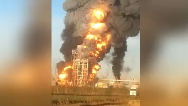WATCH: Massive Explosion at Italian Oil Refinery Caught on Camera WATCH: Massive Explosion at Italian Oil Refinery Caught on Camera - Sputnik International