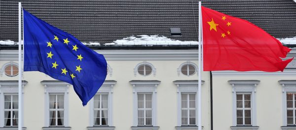 A Chinese (R) and EU flag flutters in front of the presidential palace Schloss Bellevue in Berlin (File) - Sputnik International