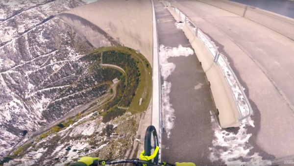 Bike balancing 200m high up - Fabio Wibmer - Sputnik International