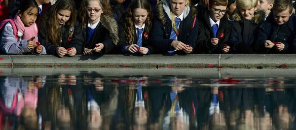 School children throw poppies into a fountain during an Armistice Day event at Trafalgar Square in London, Britain November 11, 2016. - Sputnik International