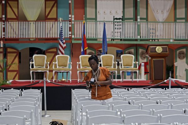A government employee tests translation devices in preparation for a ceremony at the Caracol Industrial Park, in Caracol, Haiti (File) - Sputnik International