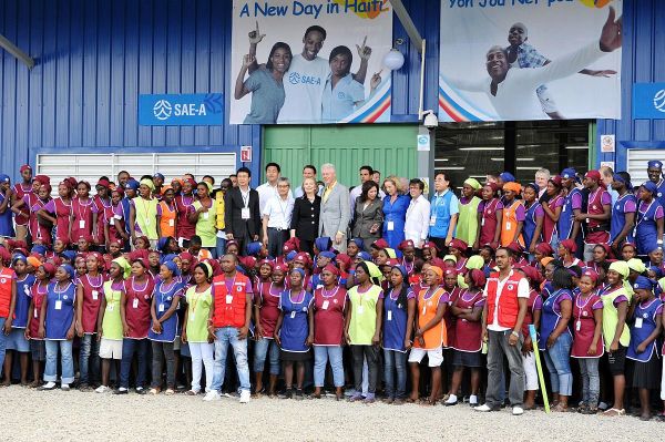 President Clinton and Secretary Clinton pose for a photo with workers at Caracol Industrial Park - Sputnik International