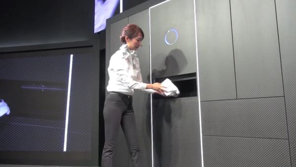 A demonstration of “Laundroid,” the world’s first automated laundry-folding robot - Sputnik International