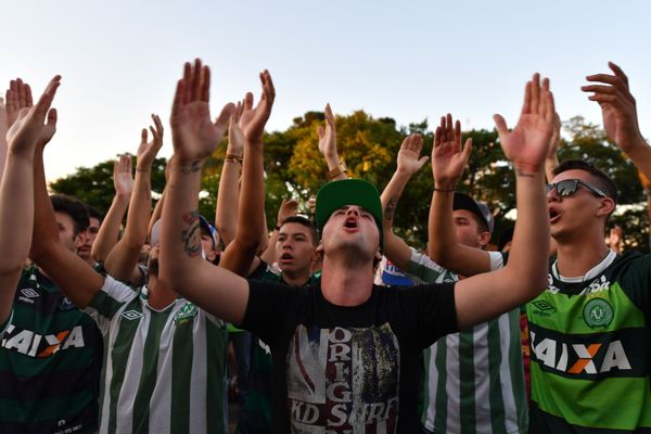 People surround a church during a mass in memoriam of the players of Brazilian team Chapecoense Real killed in a plane crash in the Colombian mountains, in Chapeco, in the southern Brazilian state of Santa Catarina, on November 29, 2016 People surround a church during a mass in memoriam of the players of Brazilian team Chapecoense Real killed in a plane crash in the Colombian mountains, in Chapeco, in the southern Brazilian state of Santa Catarina, on November 29, 2016 - Sputnik International