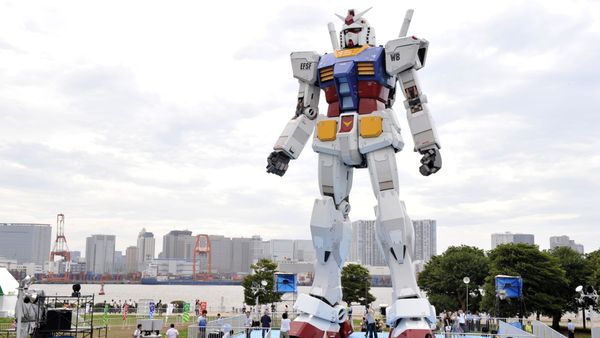 Japanese people admire an 18-metre tall statue of popular TV animation hero, Gundam, at a Tokyo park (File) Japanese people admire an 18-metre tall statue of popular TV animation hero, Gundam, at a Tokyo park (File) - Sputnik International