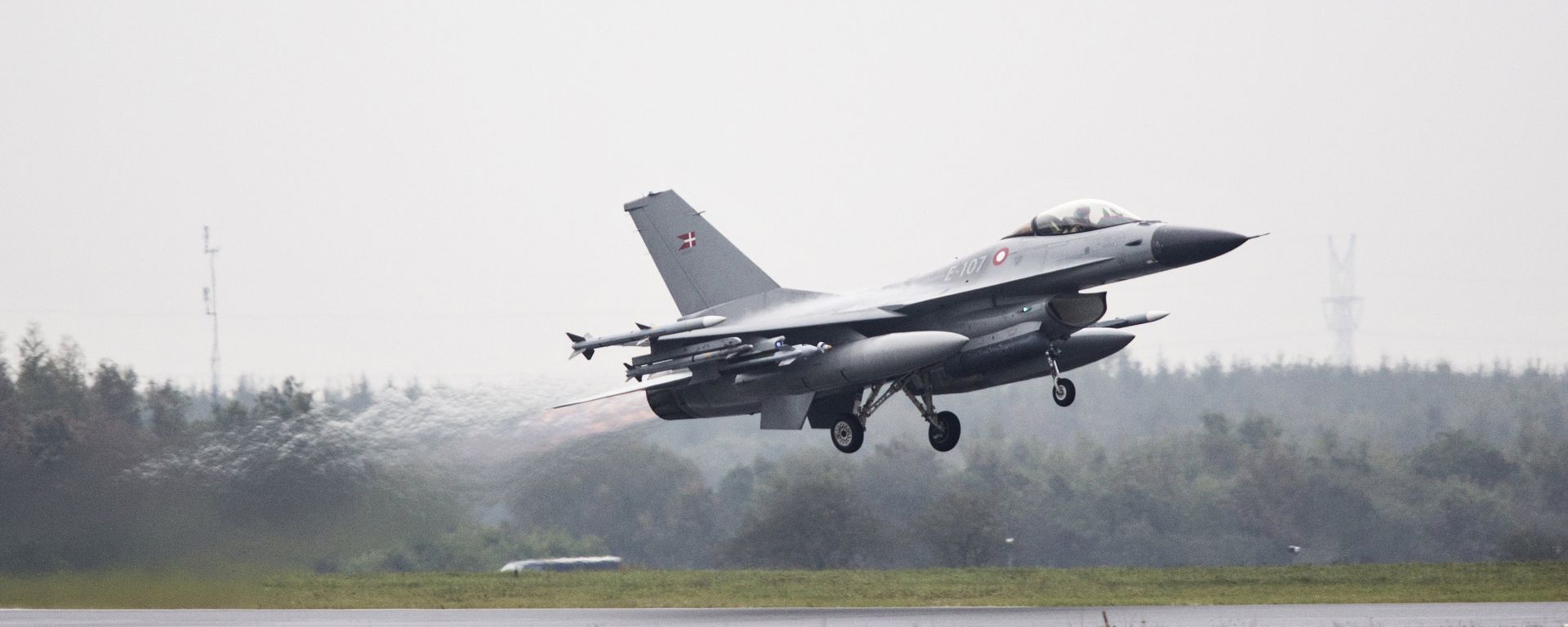 One of the seven Danish F-16 fighter jets takes off from military airport Flyvestation Skrydstrup in Jutland, Denmark (File) - Sputnik International, 1920, 26.06.2023