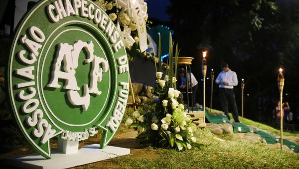 People take part in a tribute to the victims of a plane crash in the Colombian mountains in Cali, Colombia, on November 30, 2016 - Sputnik International