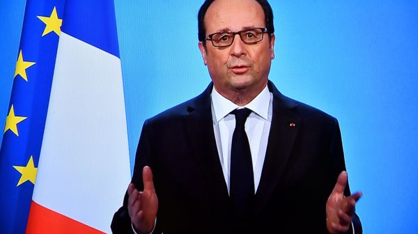A photo taken on December 1, 2016 in Paris, shows a TV screen displaying French President Francois Hollande delivering an official statement at the Elysee Palace.  - Sputnik International