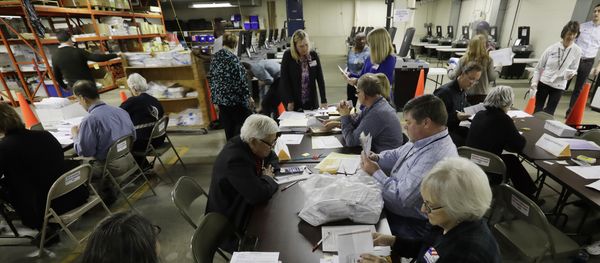 Workers begin a statewide presidential election recount Thursday, Dec. 1, 2016, in Milwaukee - Sputnik International