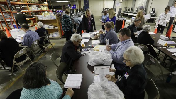 Workers begin a statewide presidential election recount Thursday, Dec. 1, 2016, in Milwaukee - Sputnik International