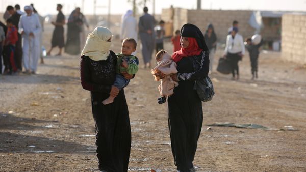 Iraqi refugees, who fled due to the ongoing conflict between pro-government forces and Islamic State (IS) group jihadists, walk at a camp in the northeastern town of al-Hol in Syria's Hasakeh province on October 19, 2016 - Sputnik International