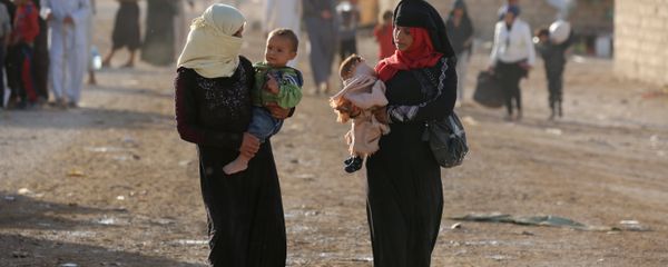 Iraqi refugees, who fled due to the ongoing conflict between pro-government forces and Islamic State (IS) group jihadists, walk at a camp in the northeastern town of al-Hol in Syria's Hasakeh province on October 19, 2016 - Sputnik International