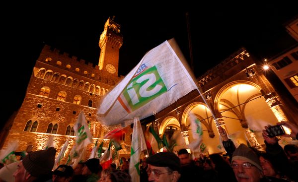 Supporters wave flags as Italian Prime Minister Matteo Renzi speaks during the last rally for a Yes vote in the upcoming referendum about constitutional reform, in Florence, Italy, December 2, 2016 - Sputnik International