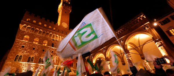 Supporters wave flags as Italian Prime Minister Matteo Renzi speaks during the last rally for a Yes vote in the upcoming referendum about constitutional reform, in Florence, Italy, December 2, 2016 - Sputnik International