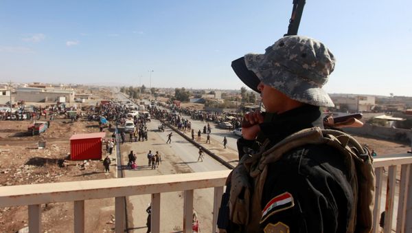 A member of Iraqi security forces stands guard during an operation against Islamic State militants in Mosul, Iraq, December 3, 2016 - Sputnik International