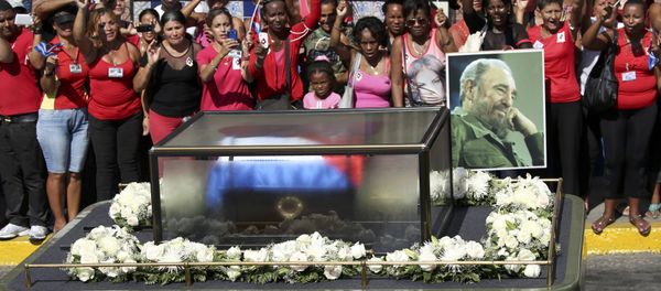 Residents wave as the caravan carrying the ashes of Cuba's late President Fidel Castro arrives in Santiago de Cuba, Cuba, December 3, 2016 Residents wave as the caravan carrying the ashes of Cuba's late President Fidel Castro arrives in Santiago de Cuba, Cuba, December 3, 2016 - Sputnik International