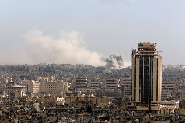 A general view shows rising smoke after strikes on Aleppo city, Syria December 3, 2016 A general view shows rising smoke after strikes on Aleppo city, Syria December 3, 2016 - Sputnik International