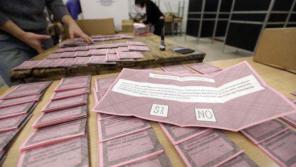 Ballots are prepared at a polling station in view of the upcoming Constitutional Reform referendum, in Rome, Saturday, Dec. 3, 2016 - Sputnik International