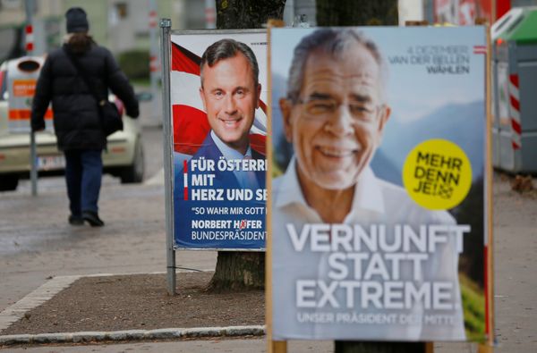 A man passes presidential election campaign posters of far right Freedom Party (FPOe) presidential candidate Norbert Hofer and Alexander Van der Bellen, who is supported by the Greens, in Vienna, Austria, December 1, 2016 - Sputnik International