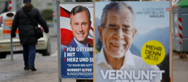 A man passes presidential election campaign posters of far right Freedom Party (FPOe) presidential candidate Norbert Hofer and Alexander Van der Bellen, who is supported by the Greens, in Vienna, Austria, December 1, 2016 - Sputnik International