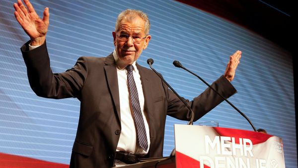 Austrian presidential candidate Alexander Van der Bellen, whi is supportet by the Greens, delivers his speech during the final election rally in Vienna, Austria, December 2, 2016 - Sputnik International