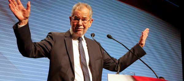 Austrian presidential candidate Alexander Van der Bellen, whi is supportet by the Greens, delivers his speech during the final election rally in Vienna, Austria, December 2, 2016 Austrian presidential candidate Alexander Van der Bellen, whi is supportet by the Greens, delivers his speech during the final election rally in Vienna, Austria, December 2, 2016 - Sputnik International