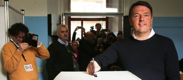 Italian Prime Minister Matteo Renzi casts his vote for the referendum on constitutional reform, in Pontassieve, near Florence, northern Italy December 4, 2016 - Sputnik International