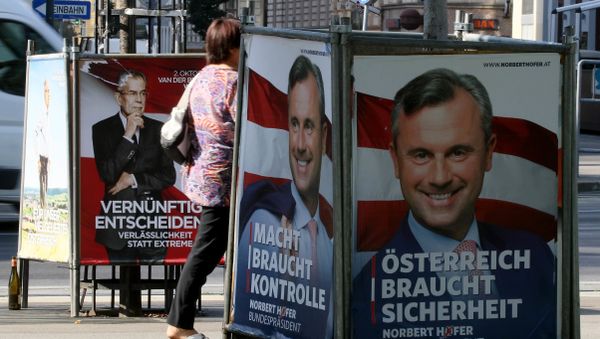 People walk between election posters of Alexander Van der Bellen, candidate for presidential elections and former head of the Austrian Greens, and Norbert Hofer, candidate for presidential elections of Austria's right-wing Freedom Party, FPOE, in Vienna, Austria, Monday, Sept. 12, 2016 - Sputnik International