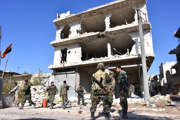Syrian pro-government forces gather in the Myessar district in east Aleppo in an ongoing operation to recapture all of the battered second city, on December 4, 2016 - Sputnik International