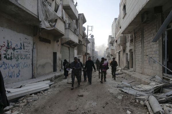 Syrian army soldiers help a family fleeing rebel-held eastern neighborhoods of Aleppo into the Tariq Al Bab area that is controlled by Syrian government forces East of Aleppo, Syria, Saturday, Dec. 3, 2016 - Sputnik International