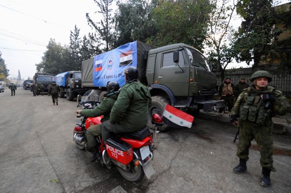 Russian soldiers stand near their vehicles in Aleppo, Syria December 4, 2016 Russian soldiers stand near their vehicles in Aleppo, Syria December 4, 2016 - Sputnik International