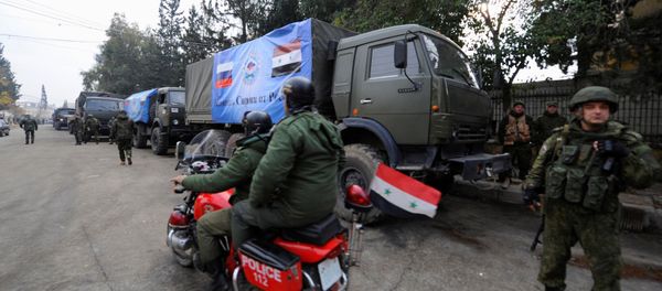 Russian soldiers stand near their vehicles in Aleppo, Syria December 4, 2016 - Sputnik International
