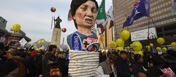 Protesters carry an effigy of South Korea's President Park Geun-Hye during a rally against Park in central Seoul on December 3, 2016 Protesters carry an effigy of South Korea's President Park Geun-Hye during a rally against Park in central Seoul on December 3, 2016 - Sputnik International
