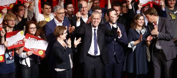 Austrian presidential candidate Alexander Van der Bellen, who is supported by the Greens, reacts at an election party in Vienna, Austria, December 4, 2016 - Sputnik International