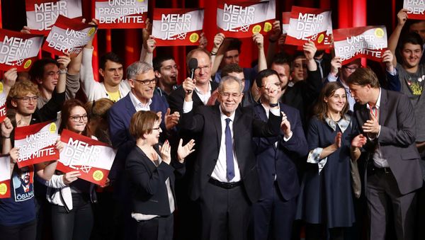Austrian presidential candidate Alexander Van der Bellen, who is supported by the Greens, reacts at an election party in Vienna, Austria, December 4, 2016 - Sputnik International