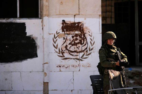 A Russian soldier stands in government controlled Hanono housing district in Aleppo, Syria December 4, 2016 - Sputnik International