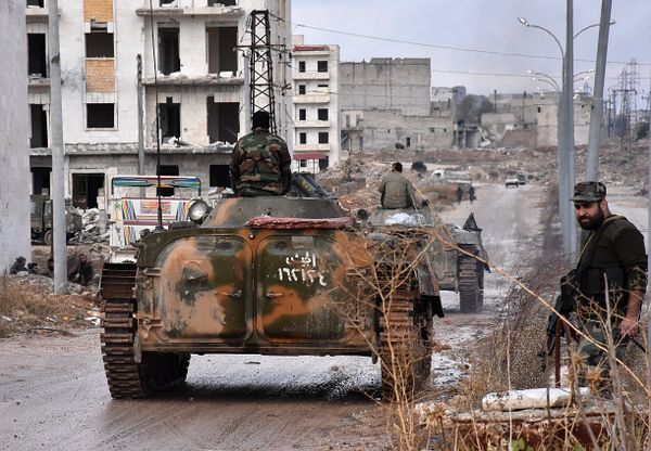 Syrian pro-government forces set up an outpost on December 2, 2016 in the Aleppo's eastern neighbourhood of Sakan al-Shababi after they retook from rebel fighters - Sputnik International