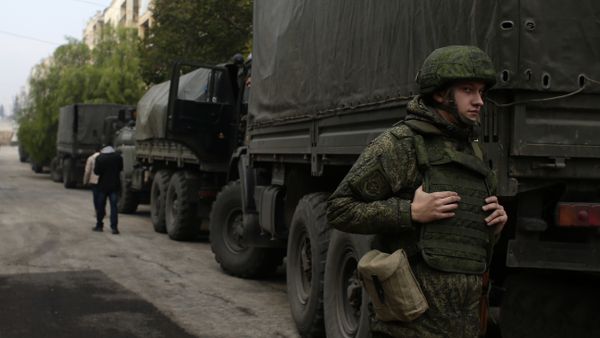A Russian soldier stands next to an aid convoy in Aleppo, Syria, Sunday, Dec. 4, 2016 A Russian soldier stands next to an aid convoy in Aleppo, Syria, Sunday, Dec. 4, 2016 - Sputnik International