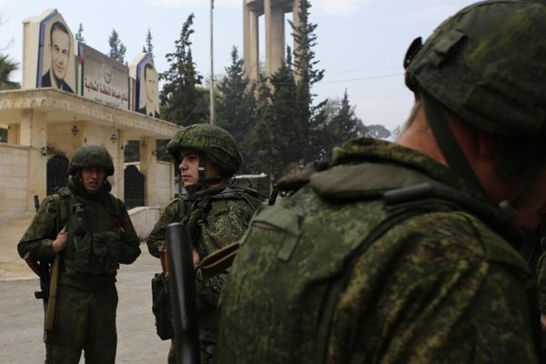 Russian soldiers stand next to an aid convoy in Aleppo, Syria, Sunday, Dec. 4, 2016 - Sputnik International