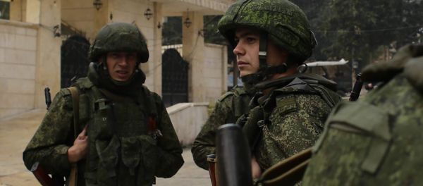 Russian soldiers stand next to an aid convoy in Aleppo, Syria, Sunday, Dec. 4, 2016 - Sputnik International