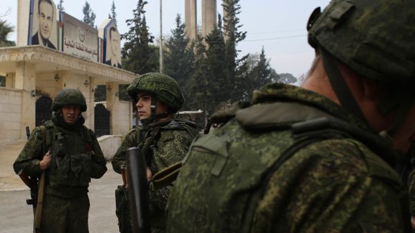 Russian soldiers stand next to an aid convoy in Aleppo, Syria, Sunday, Dec. 4, 2016 Russian soldiers stand next to an aid convoy in Aleppo, Syria, Sunday, Dec. 4, 2016 - Sputnik International