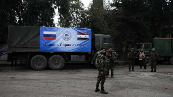 Russian and Syrian soldiers stand next to an aid convoy in Aleppo, Syria, Sunday, Dec. 4, 2016 Russian and Syrian soldiers stand next to an aid convoy in Aleppo, Syria, Sunday, Dec. 4, 2016 - Sputnik International