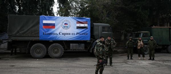 Russian and Syrian soldiers stand next to an aid convoy in Aleppo, Syria, Sunday, Dec. 4, 2016 - Sputnik International