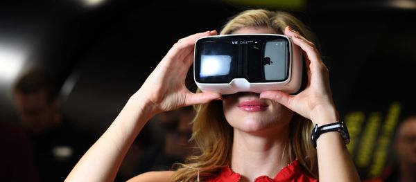 A visitor tests virtual reality glasses at the Zeiss Optical stand at the Photokina trade fair in Cologne on September 20, 2016 A visitor tests virtual reality glasses at the Zeiss Optical stand at the Photokina trade fair in Cologne on September 20, 2016 - Sputnik International