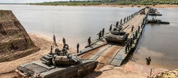 Russian army servicemen during the Open Water competition of the pontoon ferry units of the Russian Army's Engineering Corps in Murom Russian army servicemen during the Open Water competition of the pontoon ferry units of the Russian Army's Engineering Corps in Murom - Sputnik International